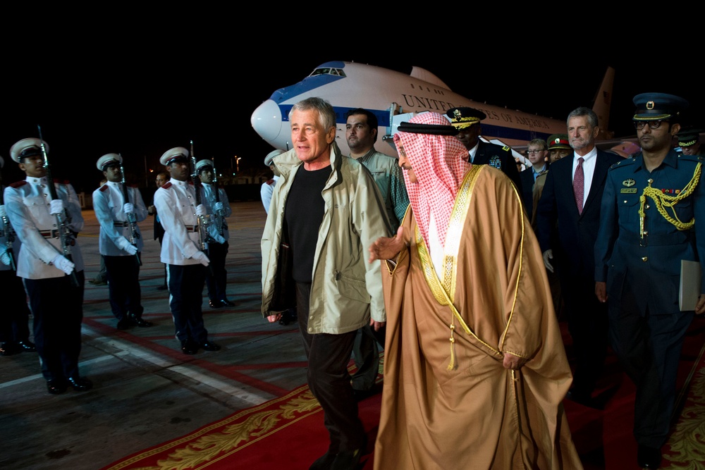 Hagel Visits Bahrain for Defense Talks
