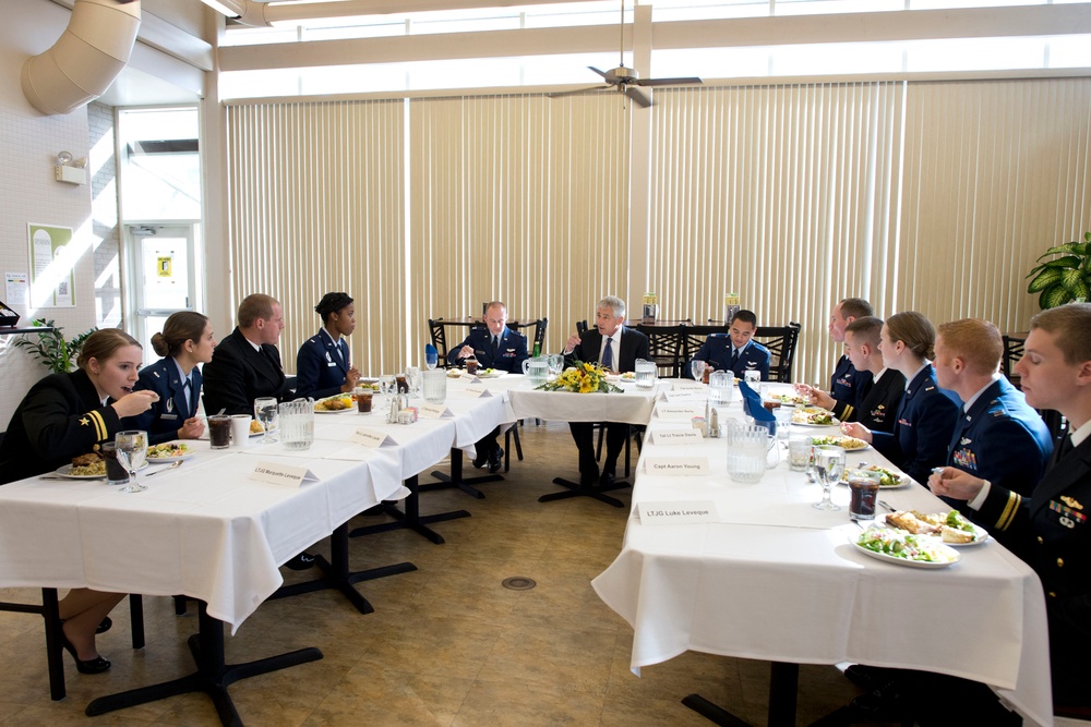 Hagel Meets with Junior Officers, Seeks Feedback on Military Direction