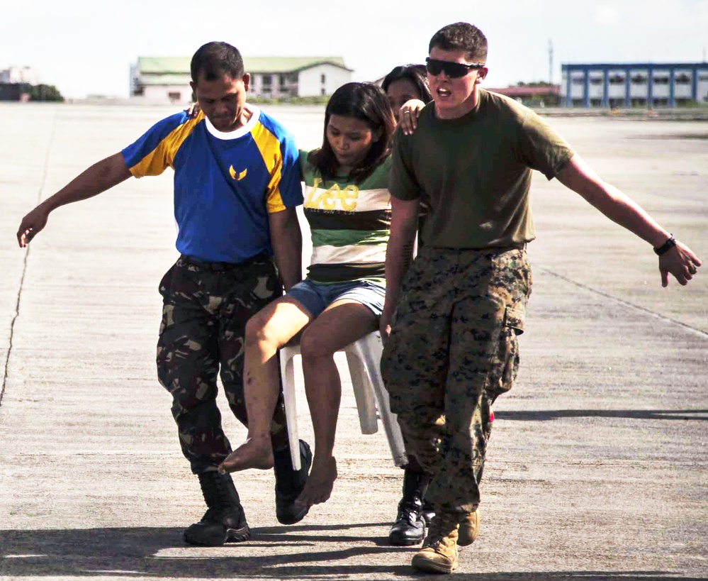 U.S. Marines Assist Typhoon Haiyan Victims in the Philippines