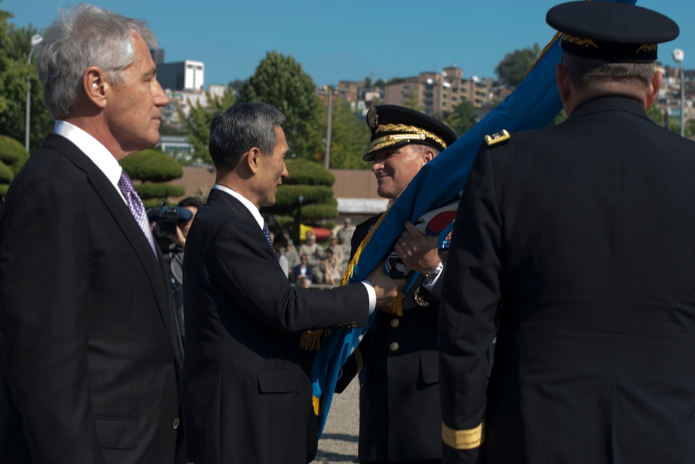 South Korean Defense Minister Presents U.S. Forces Korea Battle Colors to New Commander