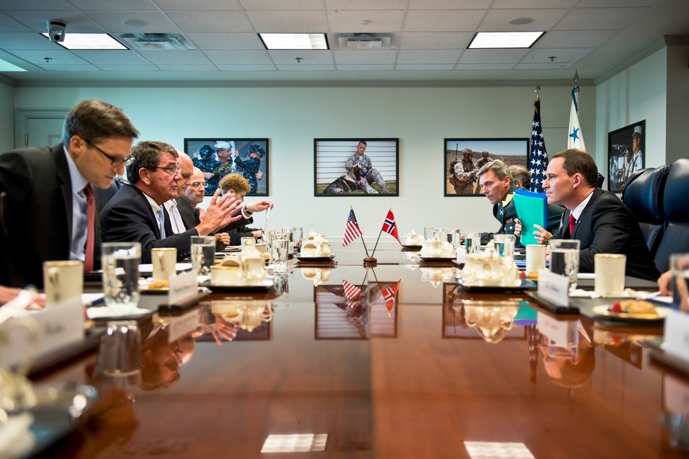 Deputy Defense Secretary Meets with Norwegian Defense Official at Pentagon
