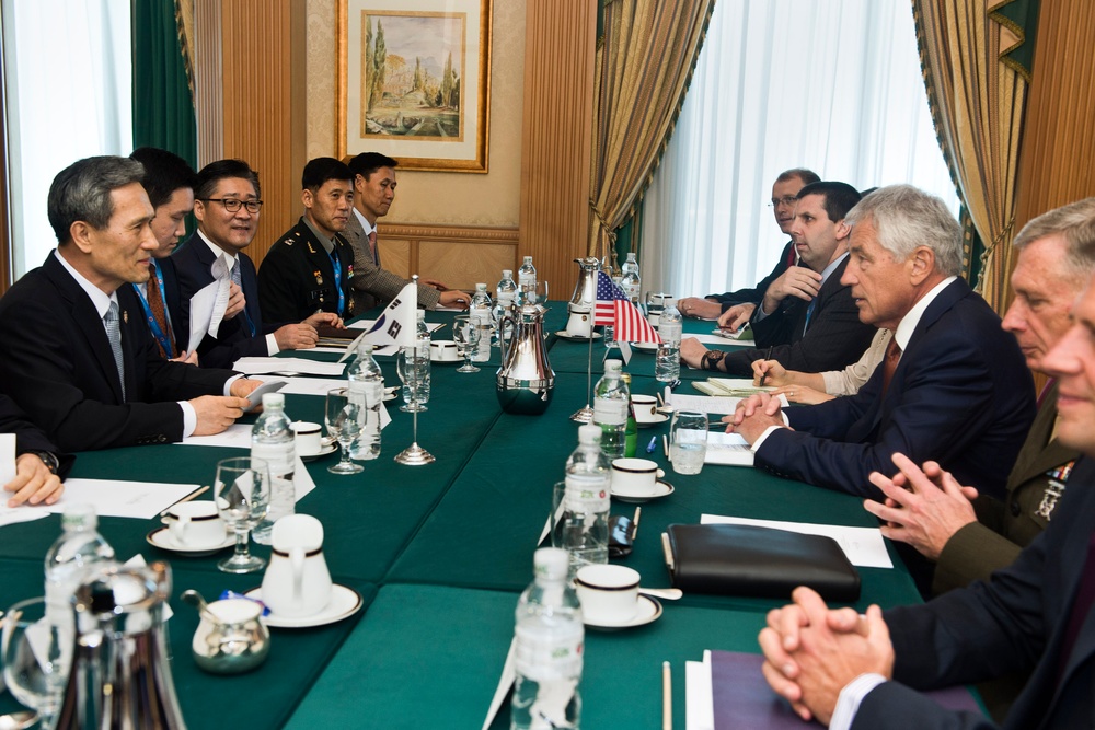 Defense Chiefs of U.S. and South Korea Meet in Brunei