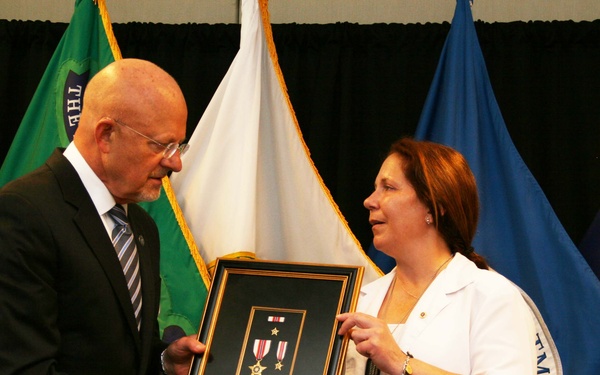 Fallen Navy SEALs Honored with Intelligence Medal for Valor