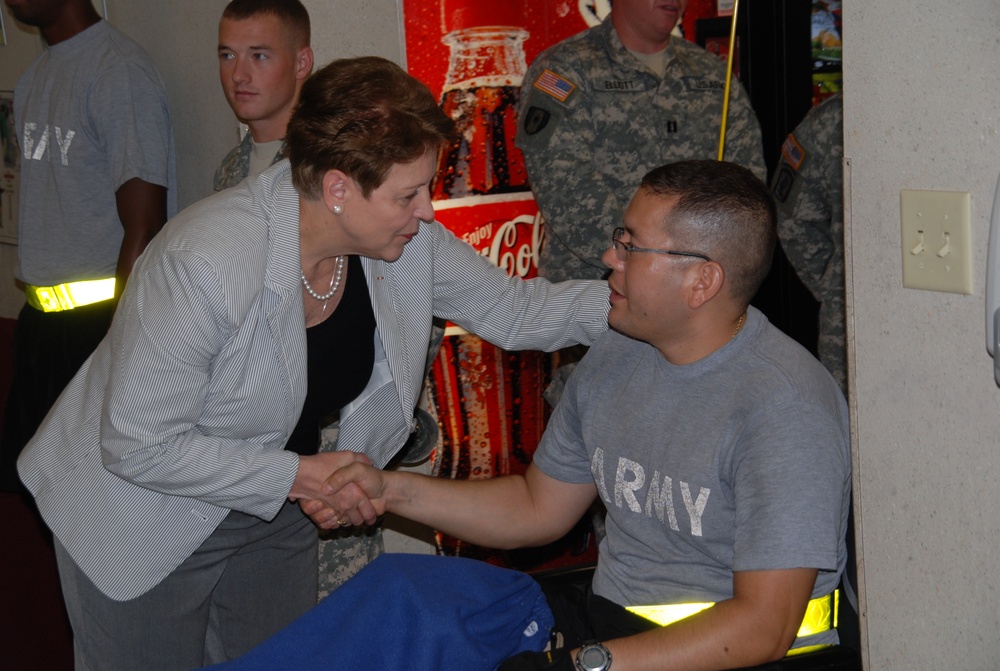 Defense Official Honors Wounded Warrior During Visit to San Antonio Military Medical Center