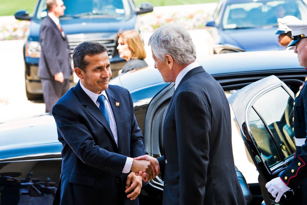 Hagel Hosts Peruvian President Humala at Pentagon