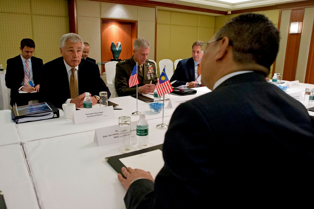 U.S. Defense Secretary Meets with Malaysian Counterpart at Security Summit