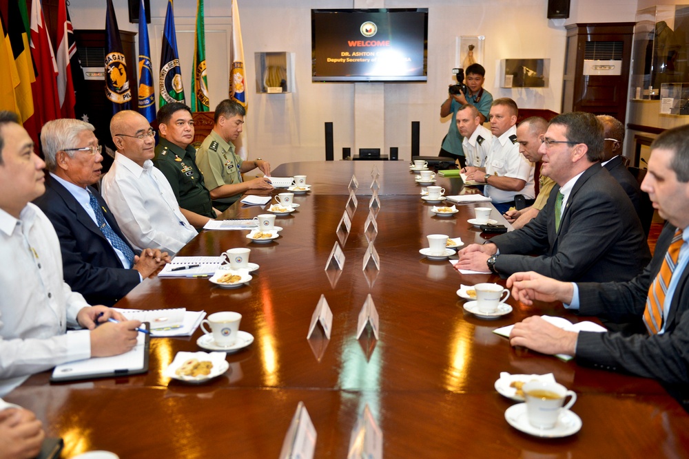 U.S., Philippine Defense Leaders Meet in Manila