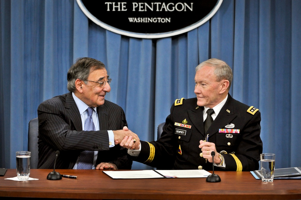 Panetta, Dempsey Sign Memo to Lift Ban on Women in Combat Roles