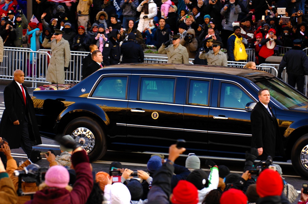 Obama Waves to Supporters During Inaugural Parade