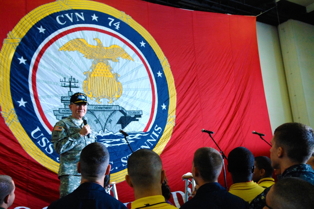 Dempsey Introduces USO Celebrities on Annual Holiday Tour