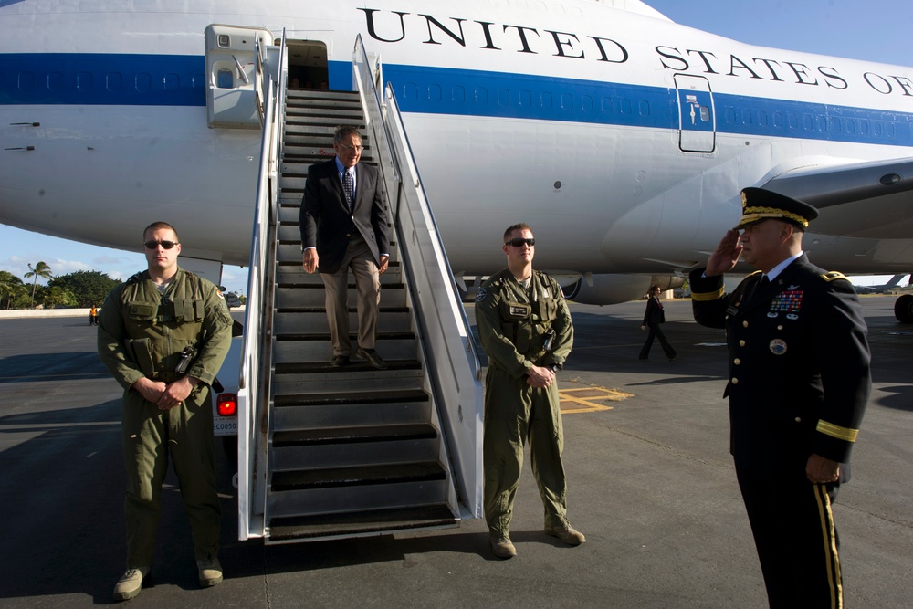 Panetta Arrives in Hawaii for Veterans Day Ceremonies