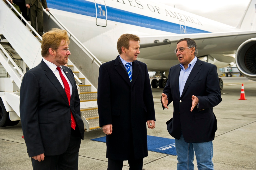Panetta Meets with New Zealand Defense Minister in Auckland