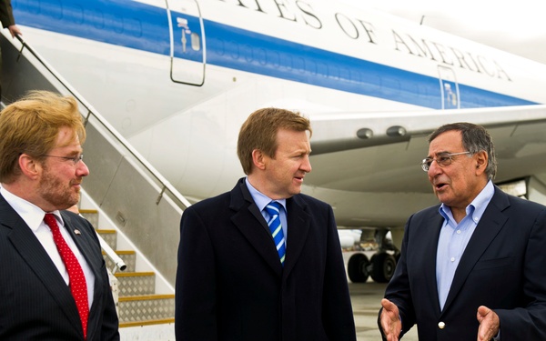 Panetta Meets with New Zealand Defense Minister in Auckland