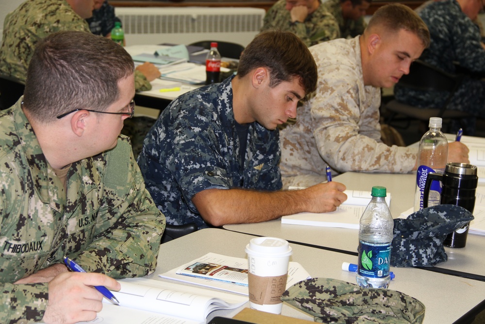 Military Personnel Attend Transition GPS Resume Class