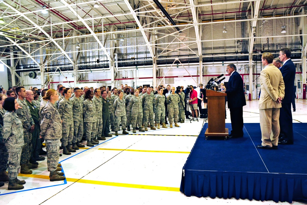 Panetta Praises National Guard and Reserve Troops at Niagara Falls Visit