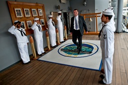 U.S. Deputy Defense Secretary Visits Japan, Meets with Leaders