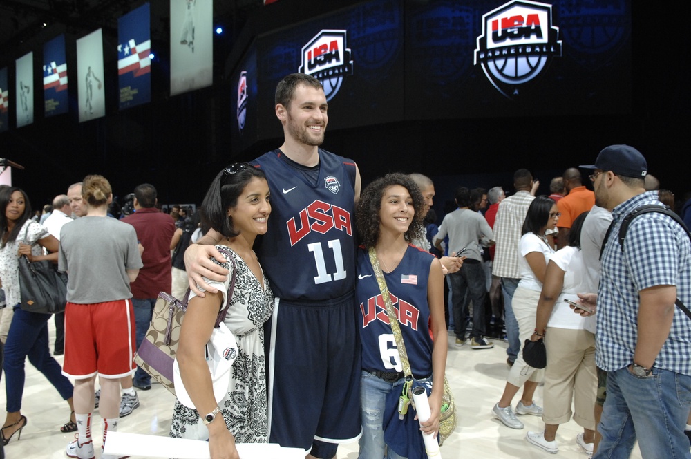 Timberwolves' Kevin Love Poses with Military Family at Hoops for Troops Event