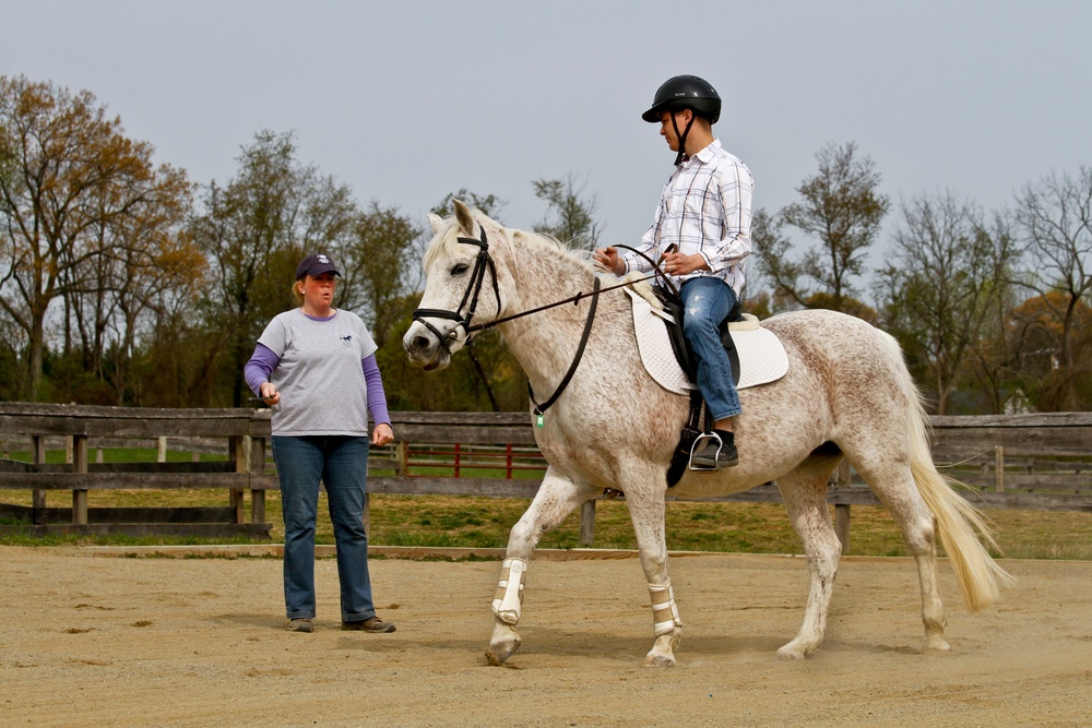 Army Sgt. Learns Horseback Riding from Therapeutic Riding Instructor