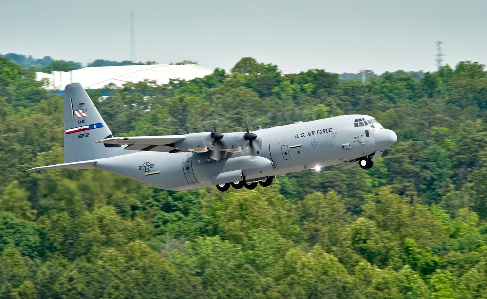 C-130 Hercules Pilot Enhances Situational Awareness with Digital Map Integration
