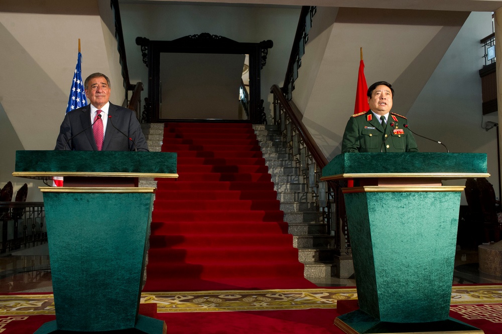 U.S., Vietnam Defense Chiefs Hold Press Conference in Hanoi