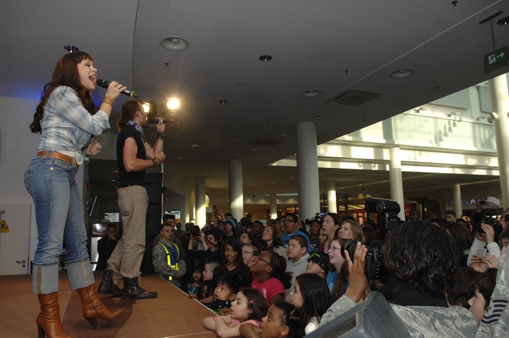 Former 'American Idol' Contestants Perform for Troops at Ramstein Air Base