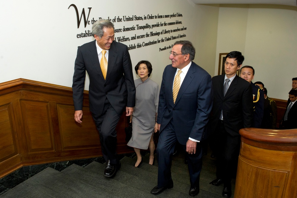 Panetta Hosts Singaporean Defense Minister at Pentagon