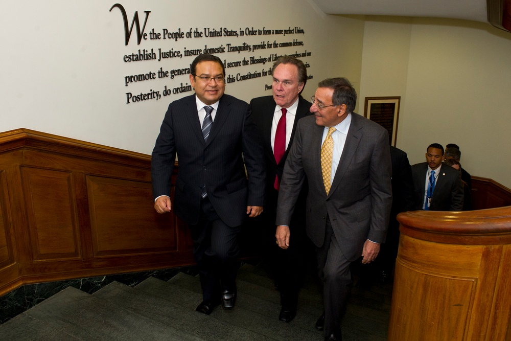 U.S. Defense Secretary Meets with Peruvian Counterparts at Pentagon