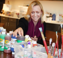 Creative Arts Therapist Helps Service Members Heal Through Art at Walter Reed