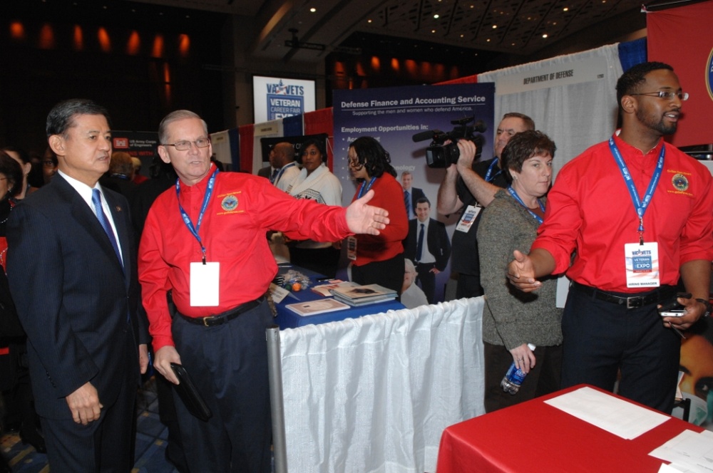 Shinseki Leads Veteran Hiring Fair in Washington, D.C.