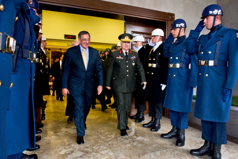 Panetta Meets with Turkish Military Chief in Ankara
