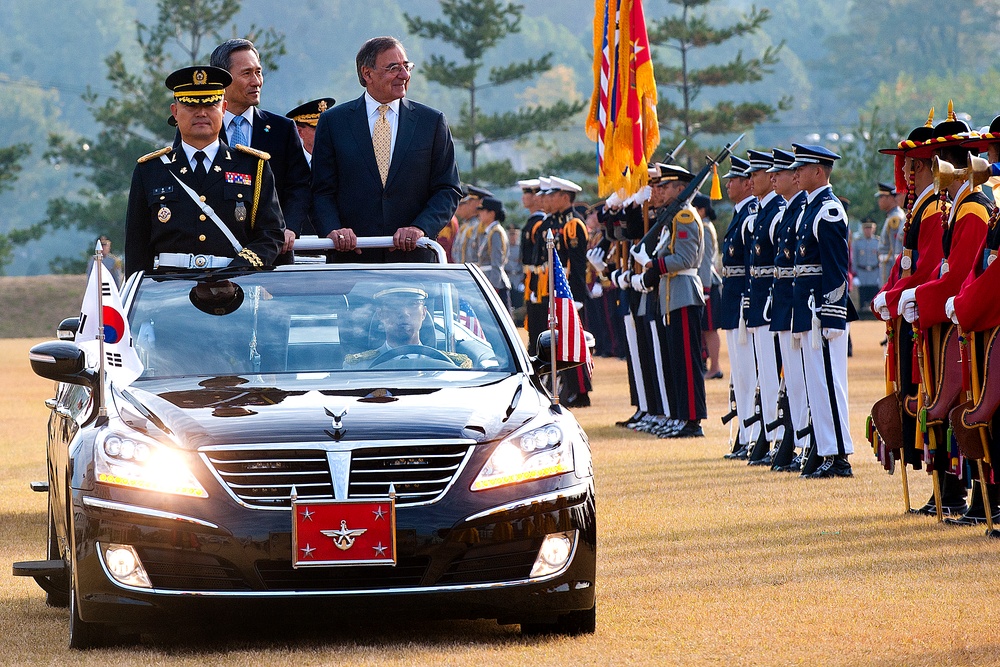 Panetta and South Korean Defense Minister Review Troops in Seoul