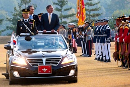 Panetta and South Korean Defense Minister Review Troops in Seoul