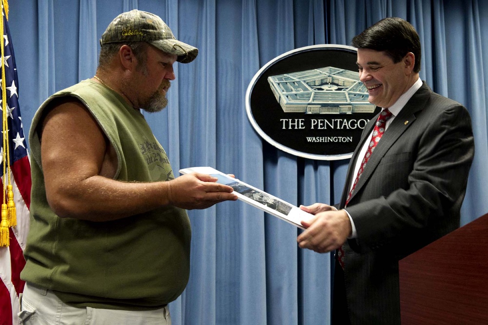 Pentagon Official Presents Photo to Comedian Larry the Cable Guy