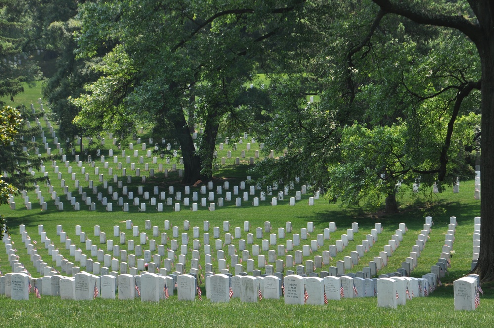 Arlington National Cemetery Honors Fallen Heroes on Memorial Day
