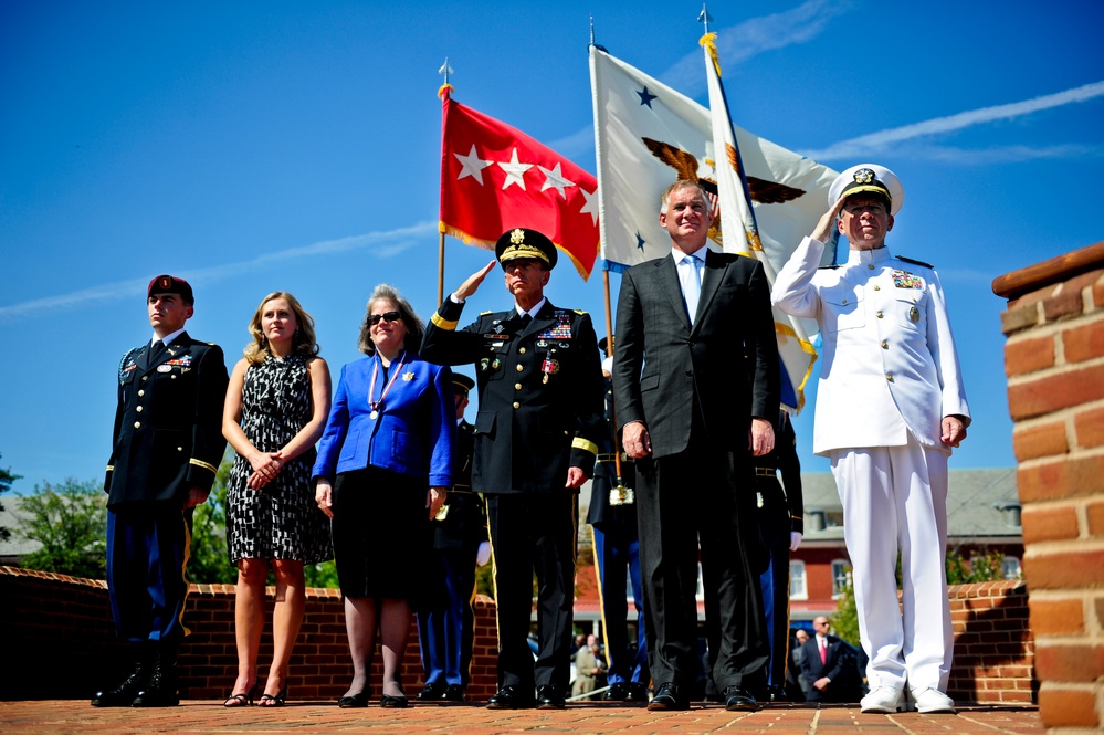 Petraeus Honored at Armed Forces Farewell Ceremony