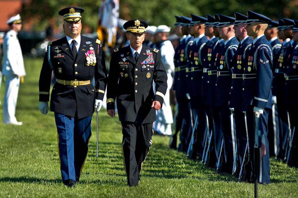 Petraeus Retires After 37-Year Military Career, Heads to CIA