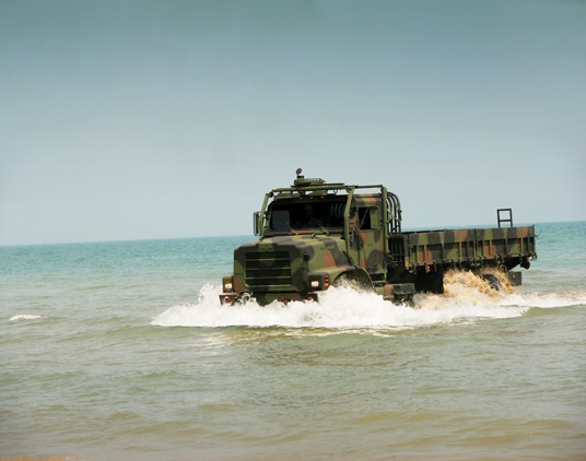 Oshkosh Defense Showcases TerraMax Unmanned Ground Vehicle at AUVSI Conference