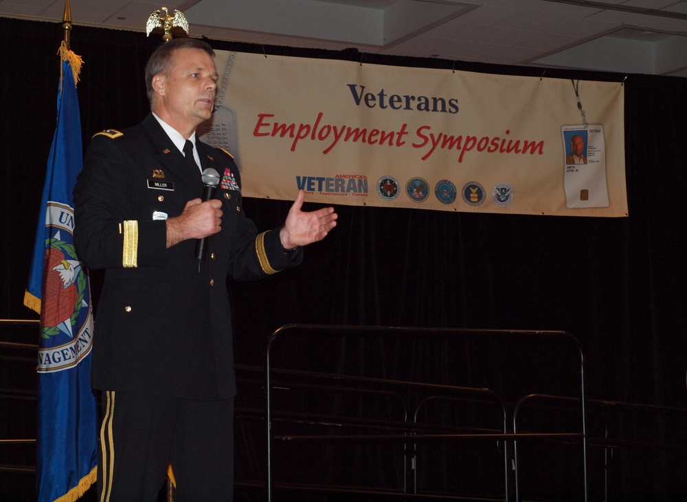 Army Reserve General Promotes Veteran Hiring at Federal HR Symposium