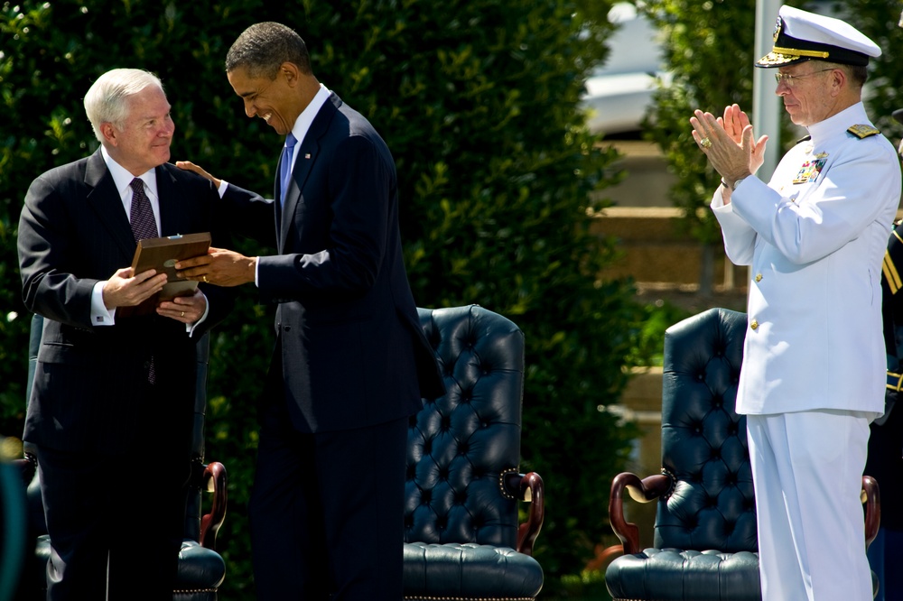 Obama Honors Outgoing Defense Secretary Gates with Presidential Medal of Freedom