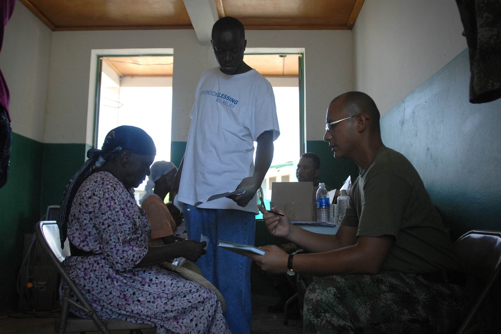Colombian Military Doctor Provides Care in Haiti Humanitarian Mission