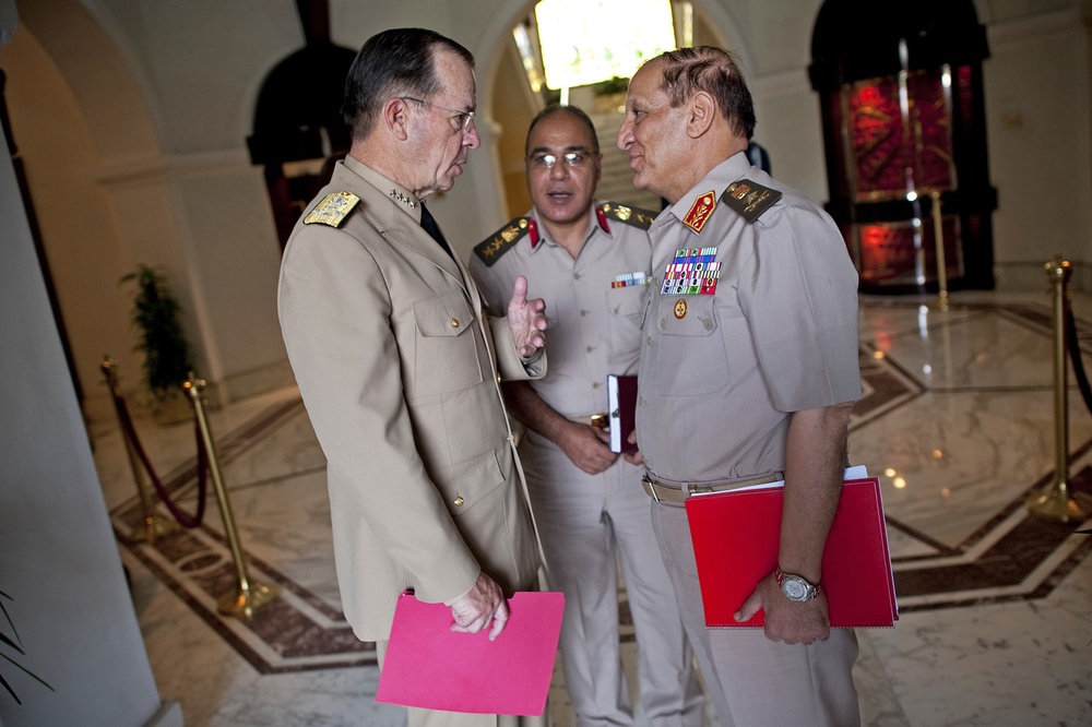 Mullen Bids Farewell to Egyptian Army Chief in Cairo