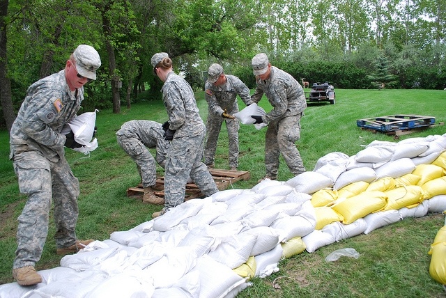 North Dakota National Guard Soldiers Assist Bismarck Residents with Flood Preparations