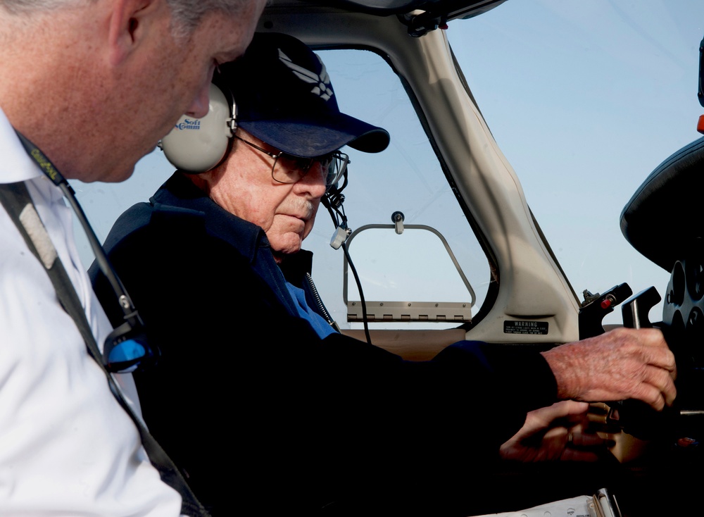 90-Year-Old Retired Air Force Colonel Takes Final Flight After 70 Years as Pilot