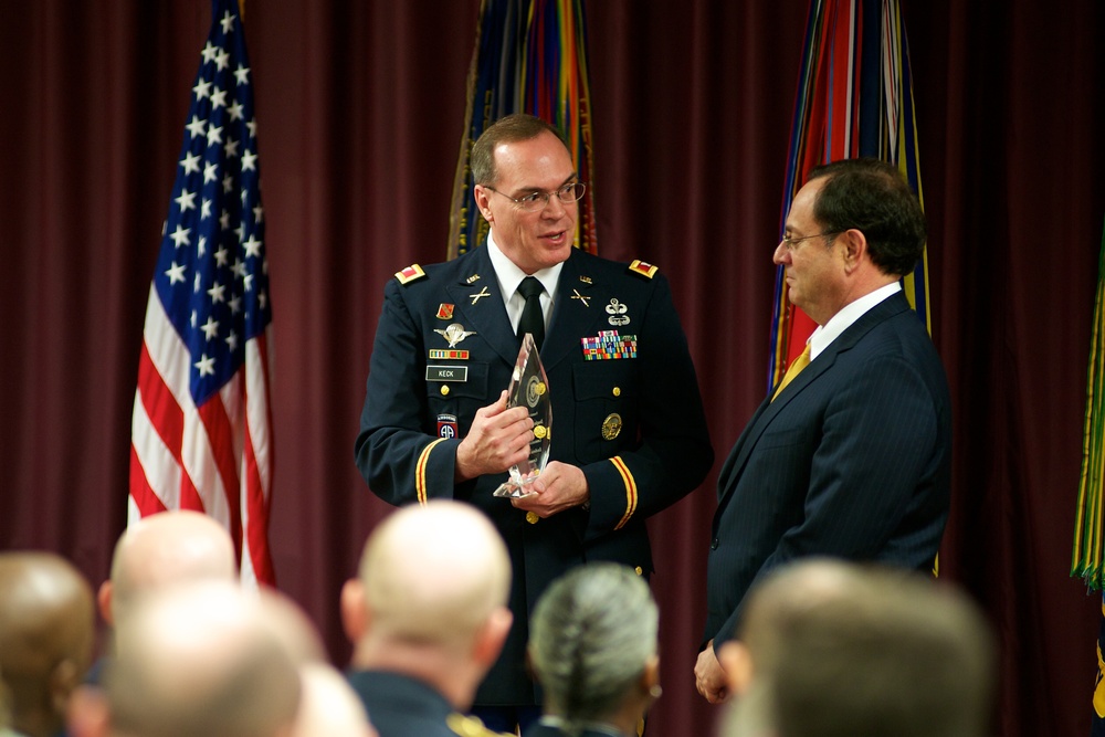 Army Colonel Speaks with Defense Official at Communicators of Excellence Awards