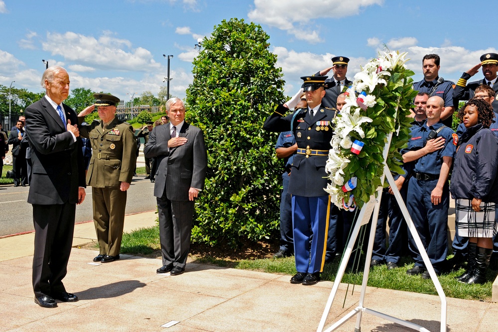 Biden, Gates and Cartwright Honor Fallen at Pentagon Memorial
