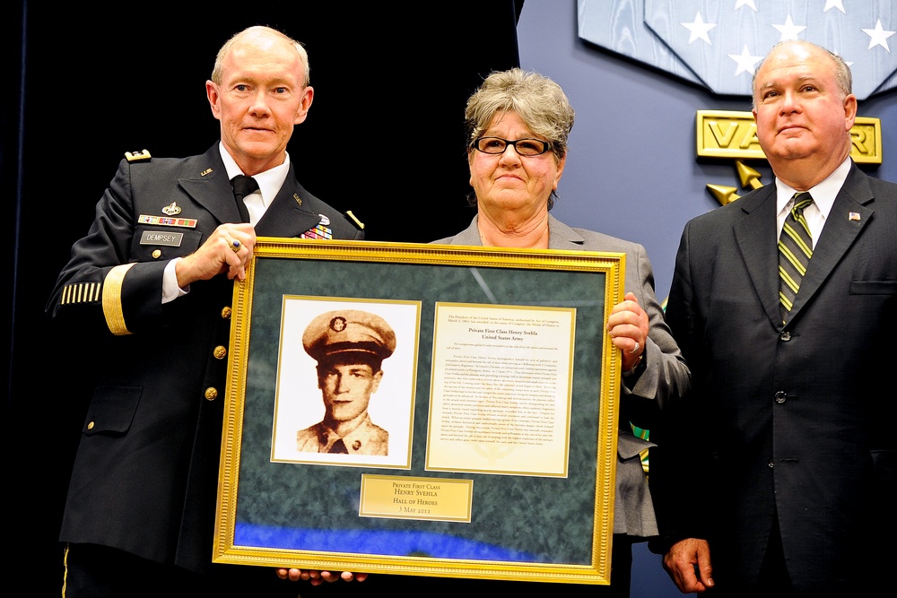 Army Chief Honors Korean War Medal of Honor Recipient