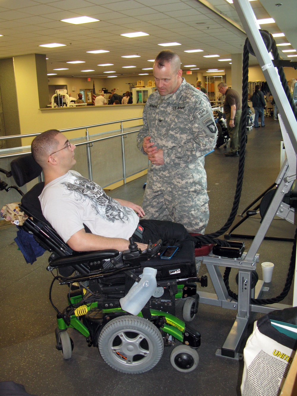 Army Commander Visits Wounded Soldier at Walter Reed