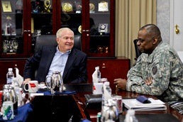 Defense Secretary Gates Meets with Iraq Commander Austin at Camp Victory