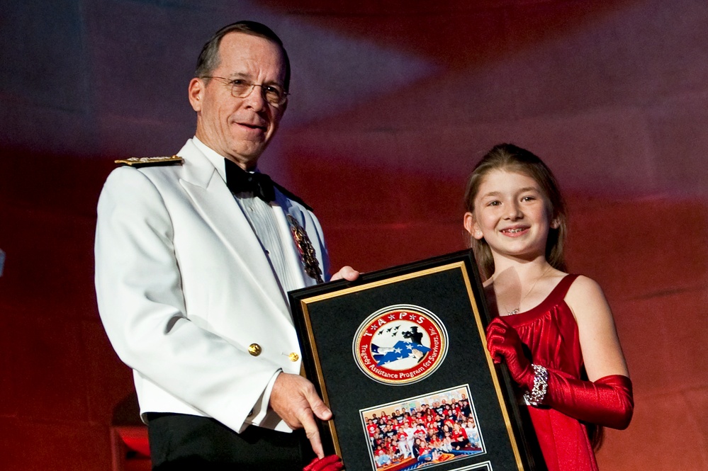 Cierra Becker Honors Navy Adm. Mike Mullen at Tragedy Assistance Program Gala