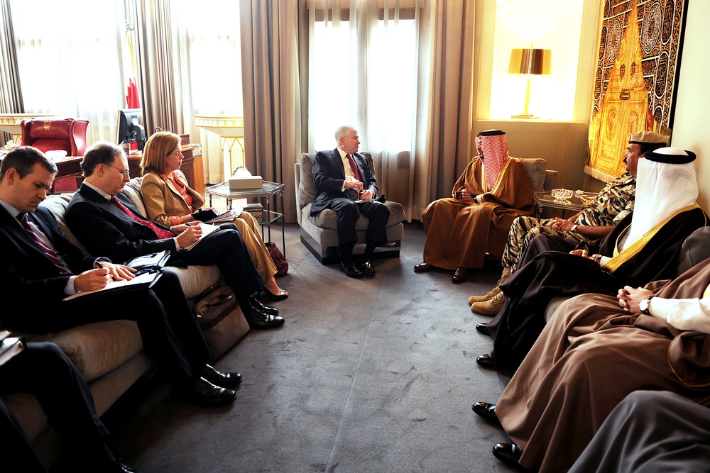 Defense Secretary Gates Meets with Bahrain Crown Prince
